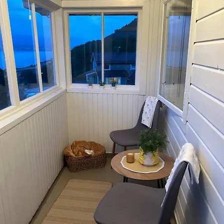 ゲストハウス Utsikten Kirketaket Åndalsnes