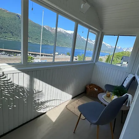 Utsikten Kirketaket Гостевой дом Ондалснес