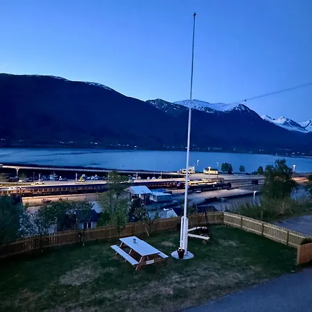 Utsikten Kirketaket ゲストハウス Åndalsnes