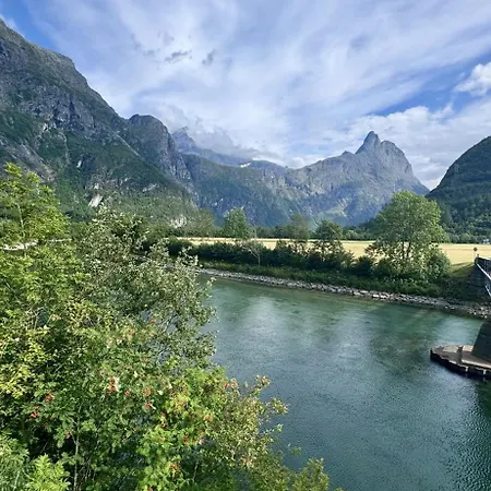 Utsikten Kirketaket Vendégház Åndalsnes